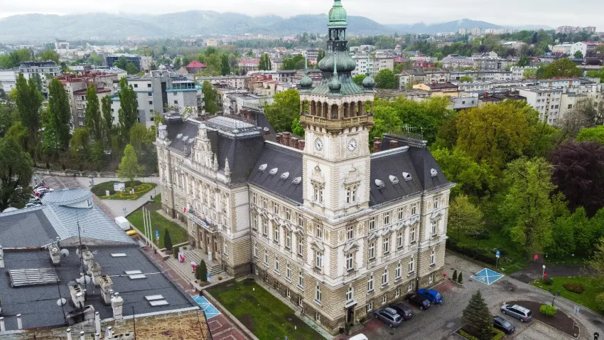 fot. Paweł Sowa/Wydział Prasowy UMBB Na zdjęciu budynek Ratusza widziany z góry