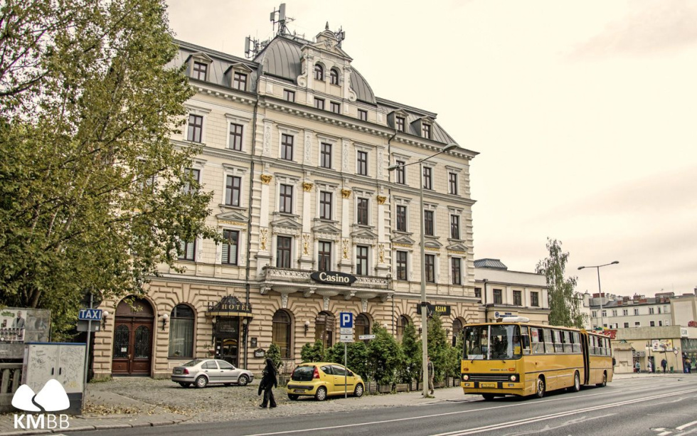 Na zdjęciu autobus Ikarus przed hotelem Prezydent 