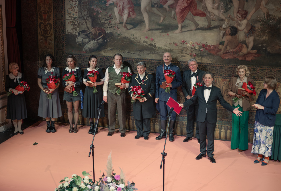 na zdjęciu osoby na scenie