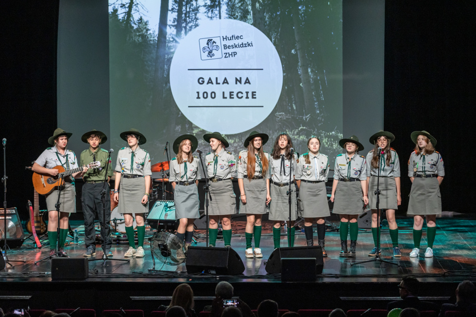 na zdjęciu osoby na scenie