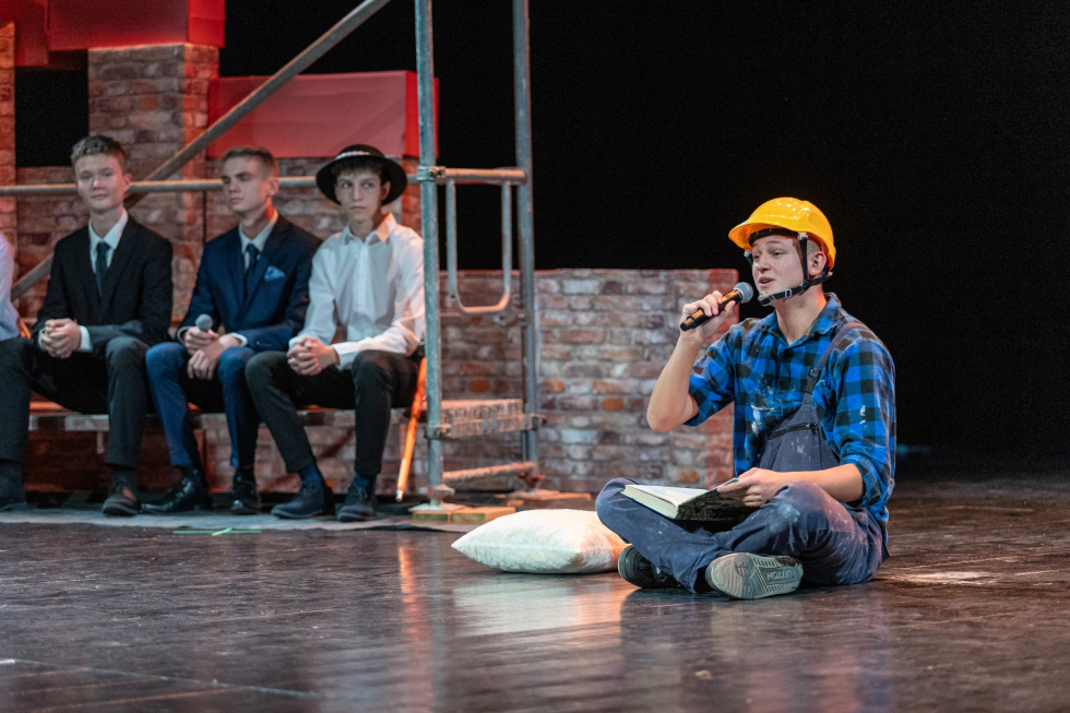 Na zdjęciu fragment przedstawienia uczniów 