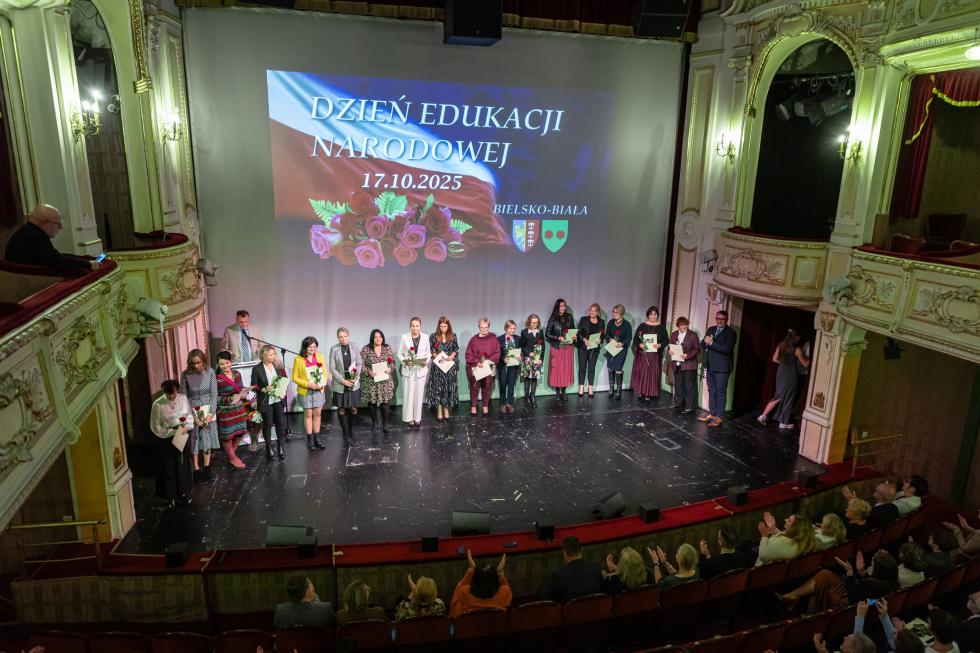 Na zdjęciu stojący ludzie podczas gali Dnia Edukacji Narodowej 