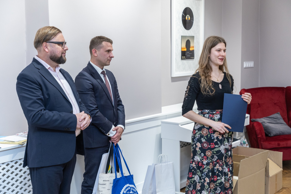 Na zdjęciu stypendystka i osoby wręczające 