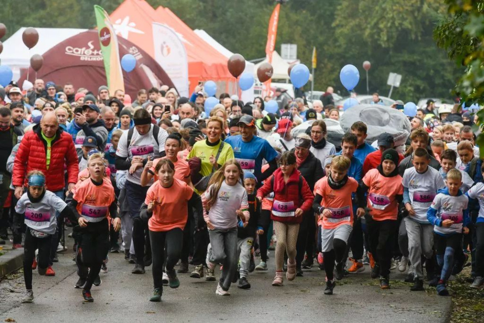 Na zdjęciu biegnący ludzie 