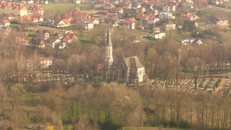 Na zdjęciu kościół i cmentarz w Kamienicy 