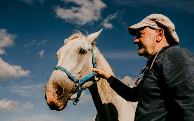 Na zdjęciu Jacek Bożek z koniem 