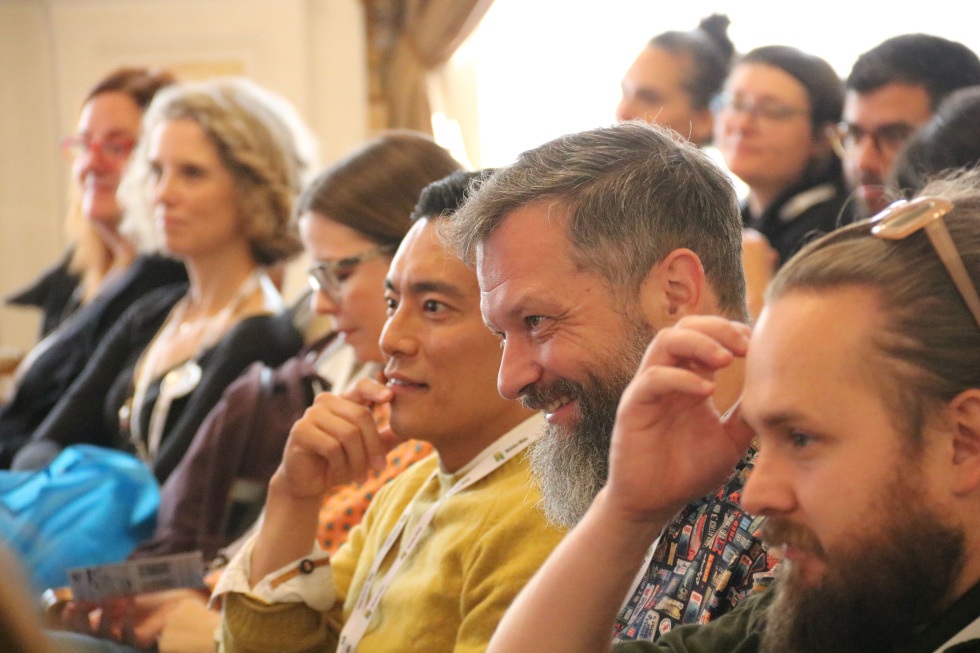 Na zdjęciu siedzący ludzie 