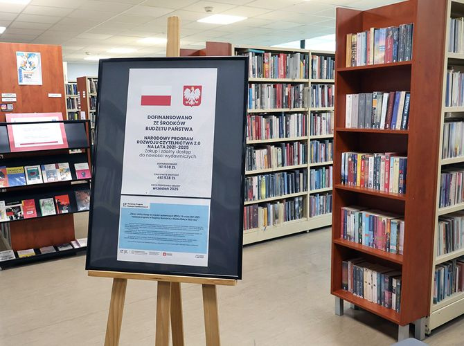 Na zdjęciu plakat i książki 