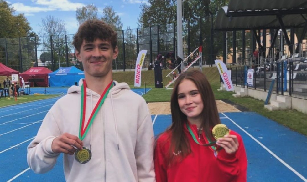 Na zdjęciu stojący ludzie 