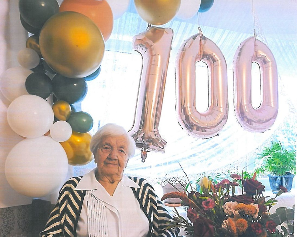 Na zdjęciu siedzący ludzie 