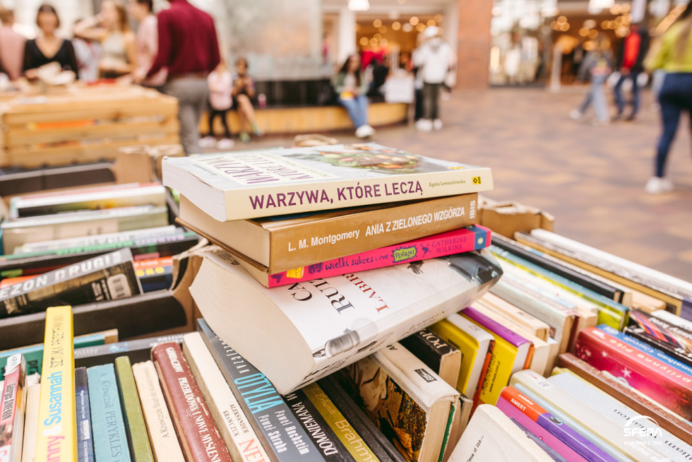 Na zdjęciu książki na stoisku 