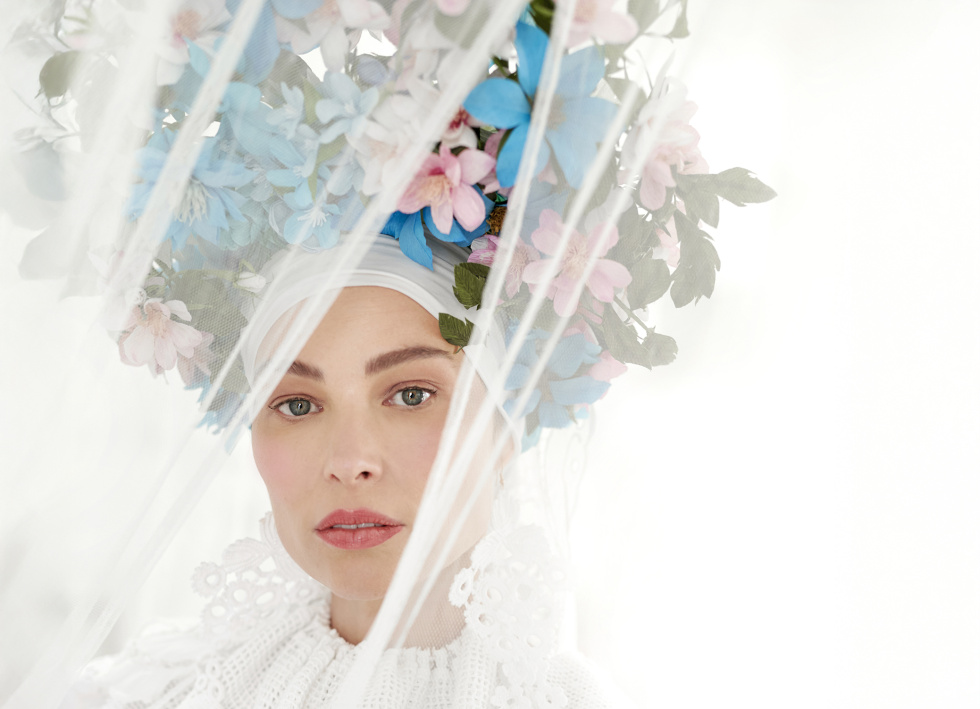 Na zdjęciu portret kobiety w bibułkowej koronie