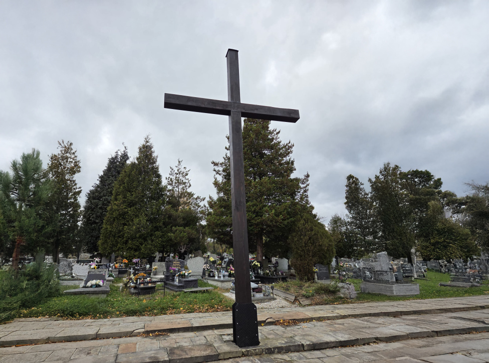 Na zdjęciu krzyż na cmentarzu komunalnym 