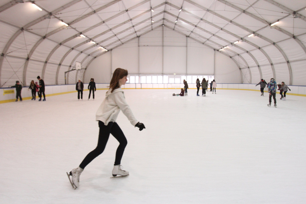 Na zdjęciu stojący ludzie 