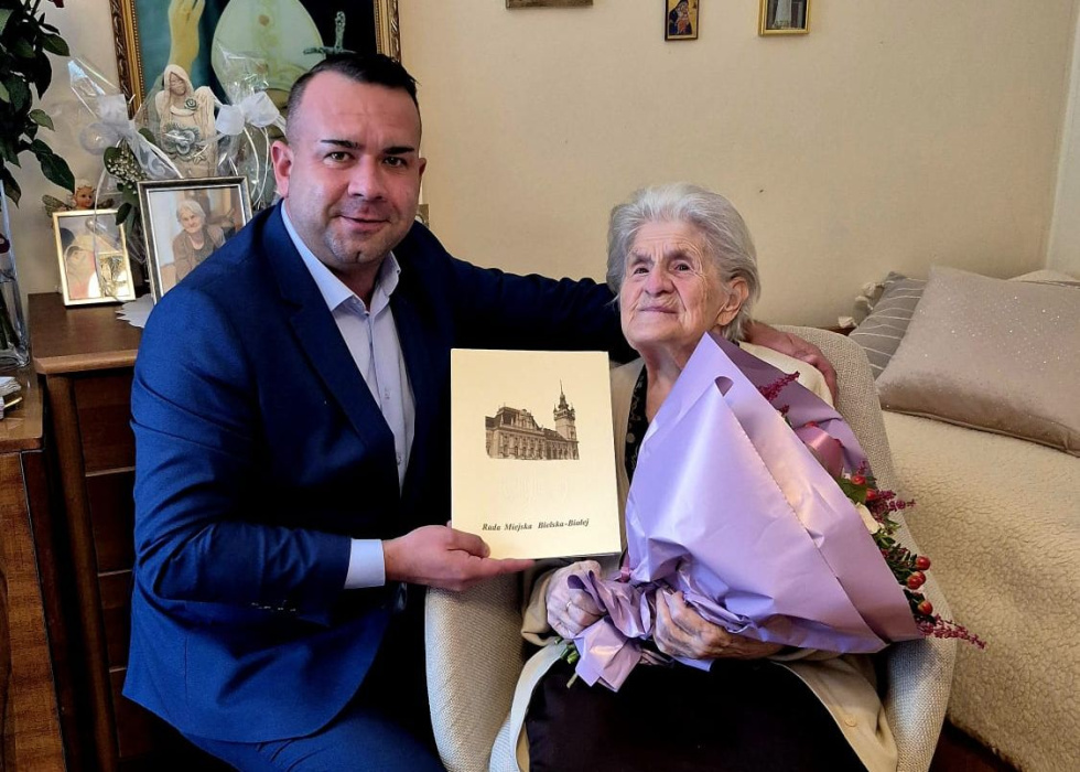 Na zdjęciu siedzący ludzie 