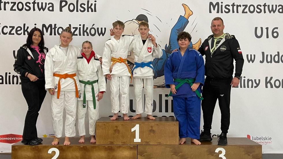 fot. organizator  Na zdjęciu stojący ludzie