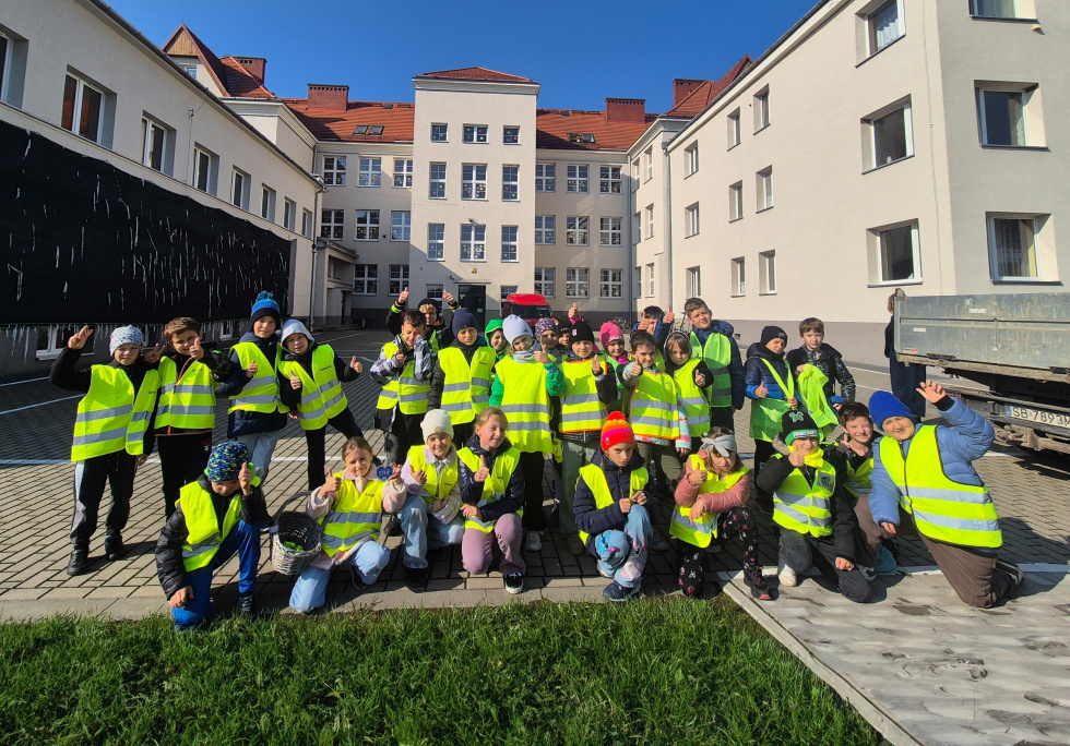 fot. Szkoła Podstawowa nr 29 Na zdjęciu uczniowie SP29 w odblaskowych kamiezelkach