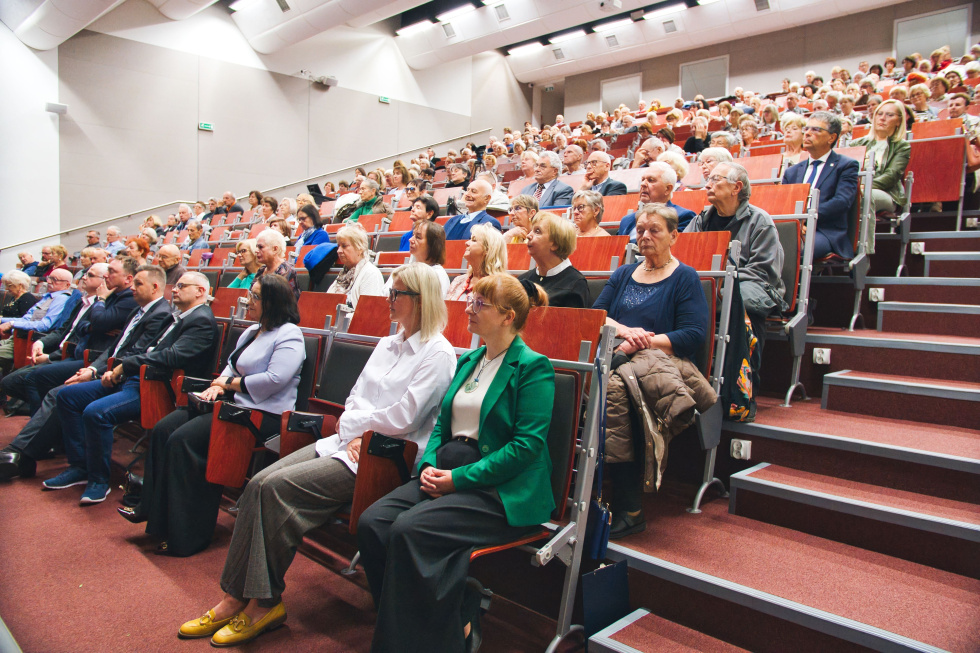 Na zdjęciu siedzący ludzie 