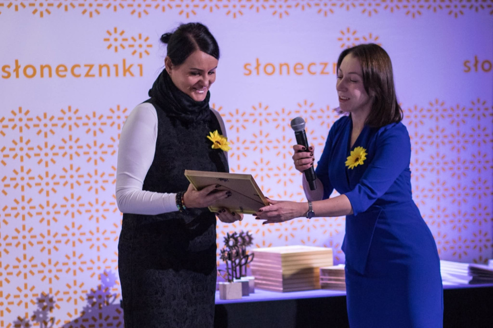 Na zdjęciu zastępczyni dyrektora Banialuki Bogusława Hankus odbiera nagrodę dla Banialuki