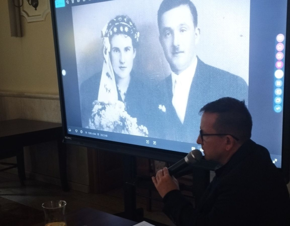 Na zdjęciu siedzący ludzie 