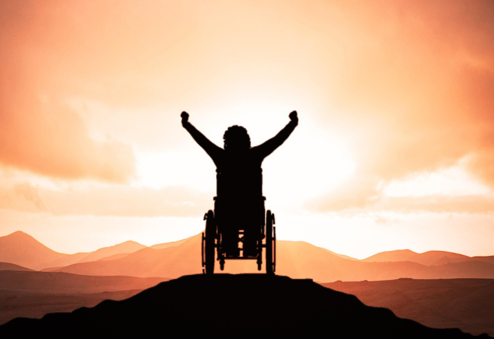 fot. pixabay.com Na zdjęciu osoba na wózku na szczycie pagórka w zachodzącym słońcu