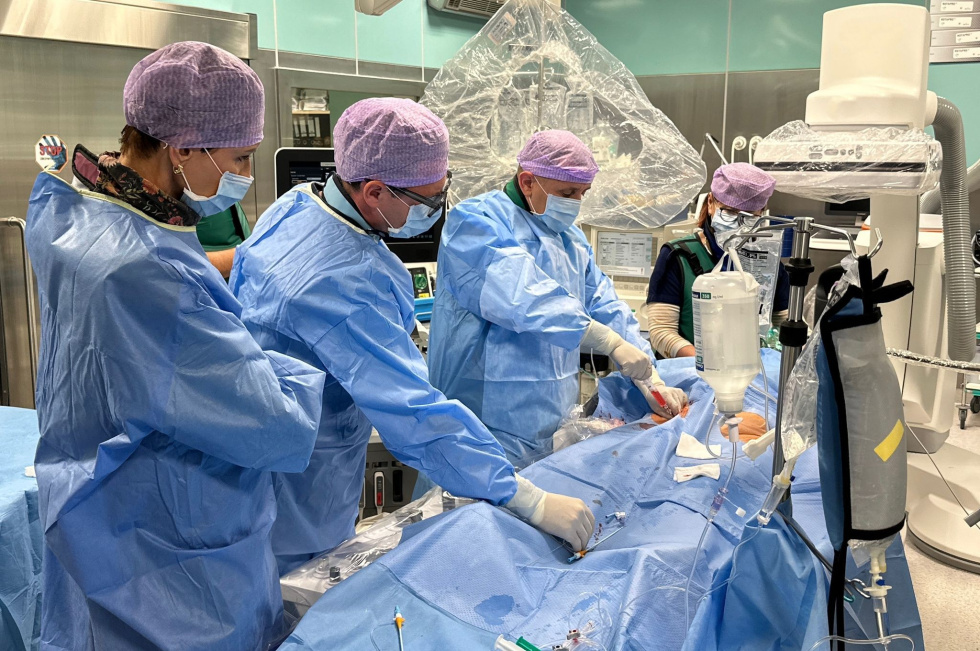 Na zdjęciu lekarze przeprowadzają operacje