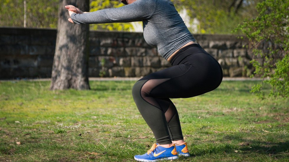 Na zdjęciu ćwicząca przysiady kobieta