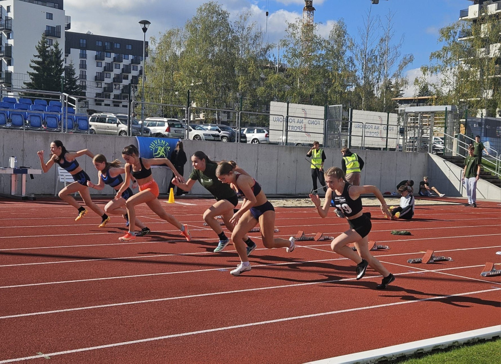 Na zdjęciu biegnący ludzie 