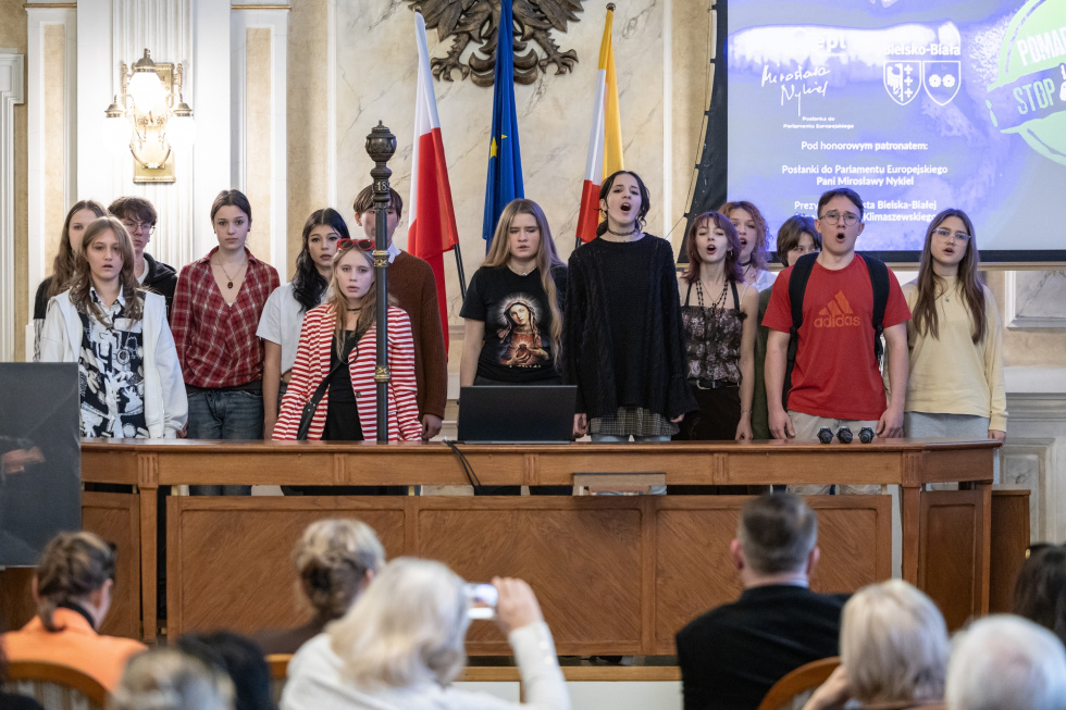 Występ młodzieży o hejcie podczas spotkania 