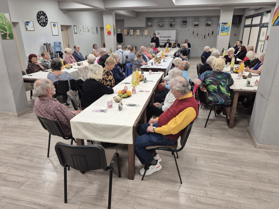 Na zdjęciu siedzący ludzie 
