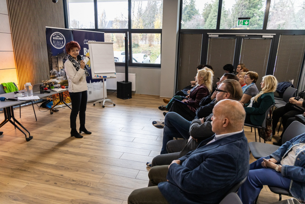 Na zdjęciu siedzący ludzie 