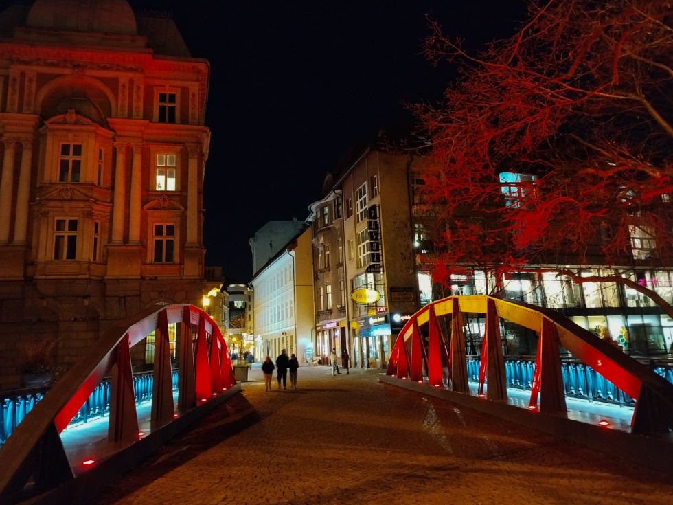 Most na rzece Białej podświetlony na czerwono 