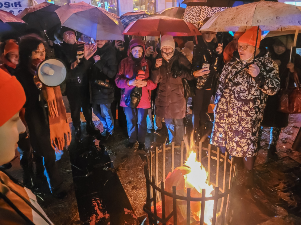 Na zdjęciu palenie pomarańczowych chodników 