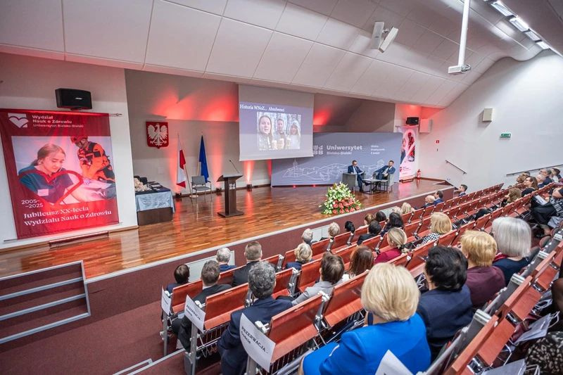 Na zdjęciu siedzący ludzie 