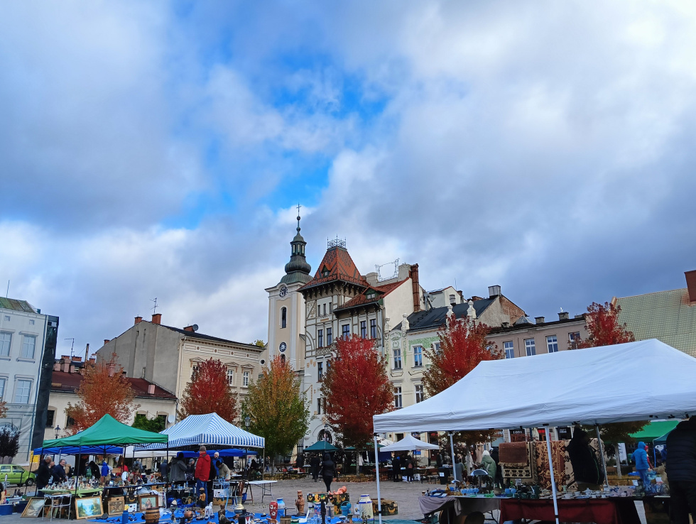 Na zdjęciu giełda staroci w Białej 