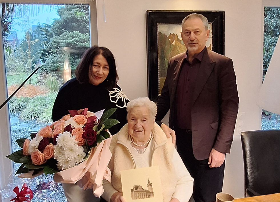 Na zdjęciu stojący ludzie 