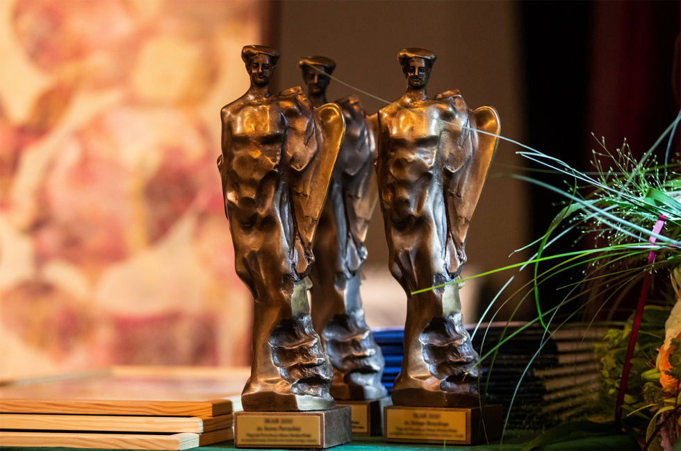 Na zdjęciu trzy statuetki Ikara