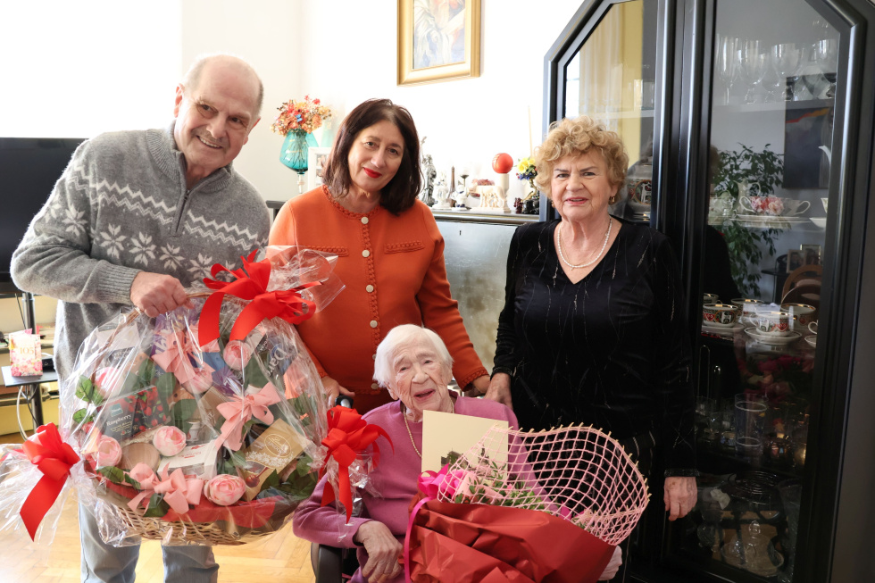 Na zdjęciu stojący ludzie 