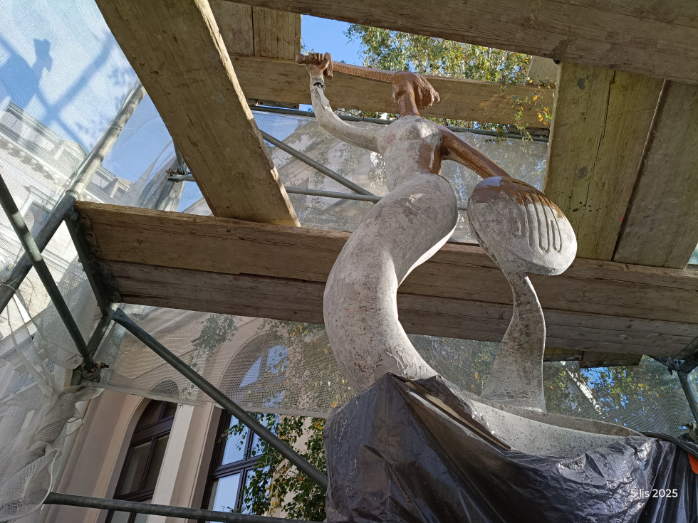 Na zdjęciu remontowana rzeźba 