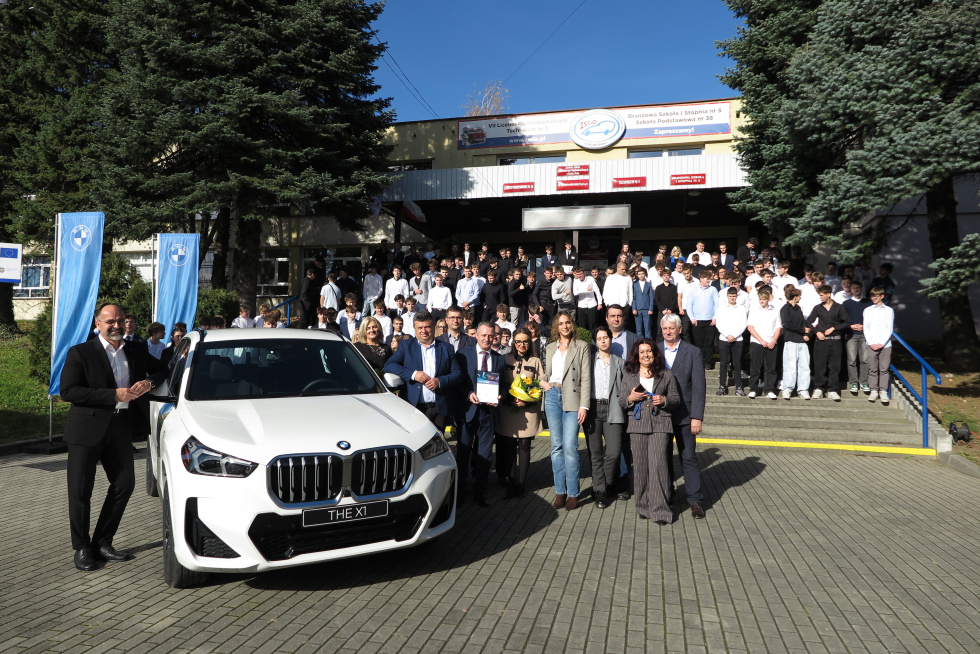 Na zdjęciu przekazanie samochodu