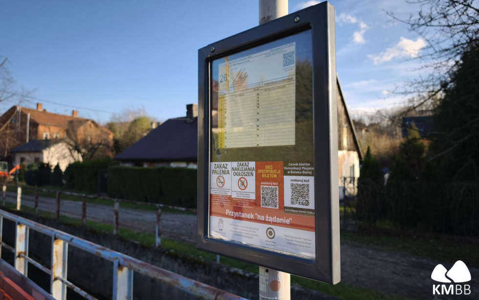 Na zdjęciu nowe gablotki do prezentowania rozkładów jazdy