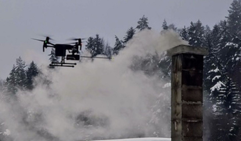 Na zdjęciu dron obok komina 