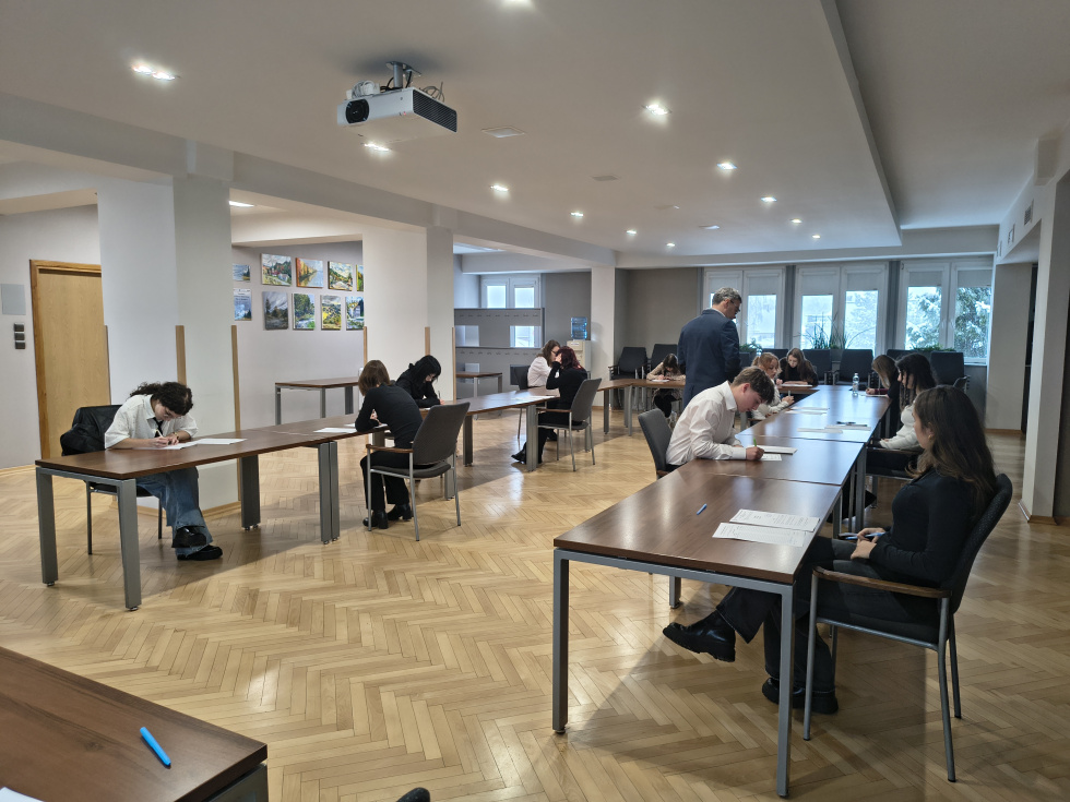 Na zdjęciu uczestnicy olimpiady piszą test wiedzy