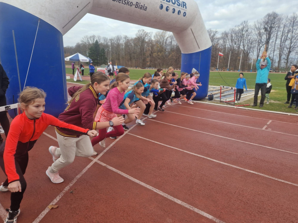 Na zdjęciu stojący ludzie 