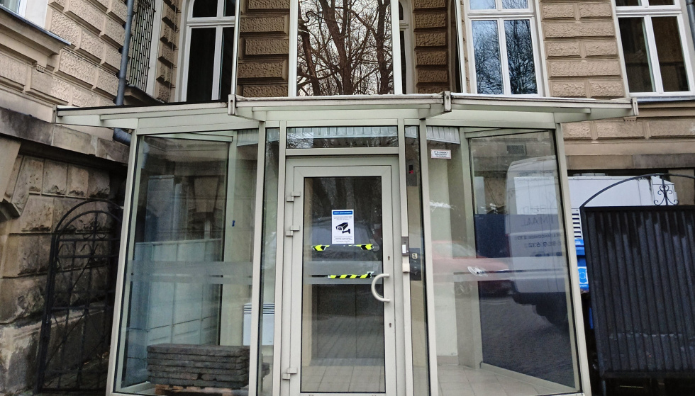 Na zdjęciu wejście do windy 