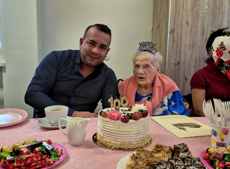 Na zdjęciu siedzący ludzie 