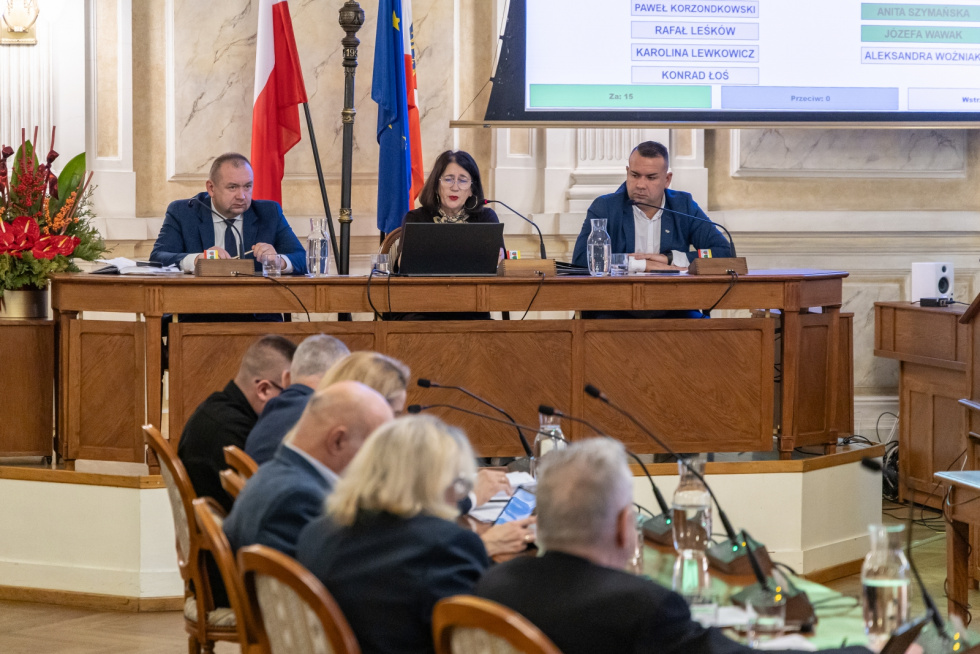 Na zdjęciu siedzący ludzie 