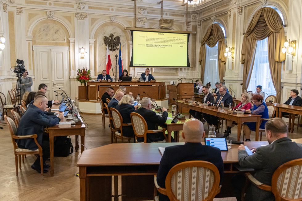 Na zdjęciu siedzący ludzie 