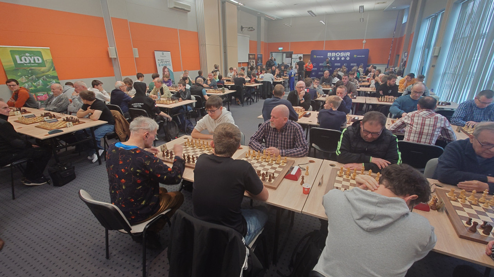 Na zdjęciu siedzący ludzie 