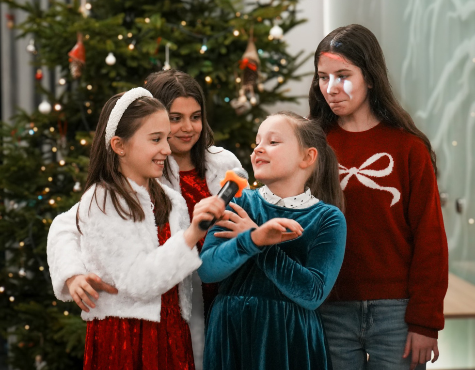 Na zdjęciu śpiewające dzieci 